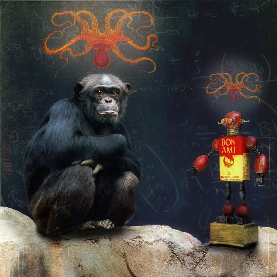 Chimpanzé pensativo sentado ao lado de um robô de brinquedo, diante de um quadro-negro com fórmulas